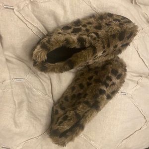 Temperpedic slippers 8-9 cheetah faux fur